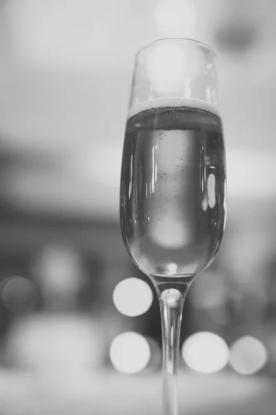 Copo de vinho espumante com bolhas no fundo do bokeh — Fotografia de Stock