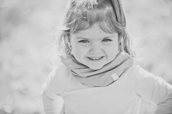 Menina feliz com rosto bonito sorriso no dia ensolarado — Fotografia de Stock