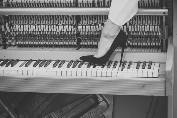 Фортепіано і сексуальні ноги, музичний стиль, гранж-інструмент . — стокове фото
