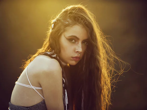 Menina da moda. mulher com penteado indie longo, tem corda branca no cabelo , — Fotografia de Stock