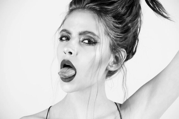 женщина с модным блеском макияж для гламурной вечеринки
