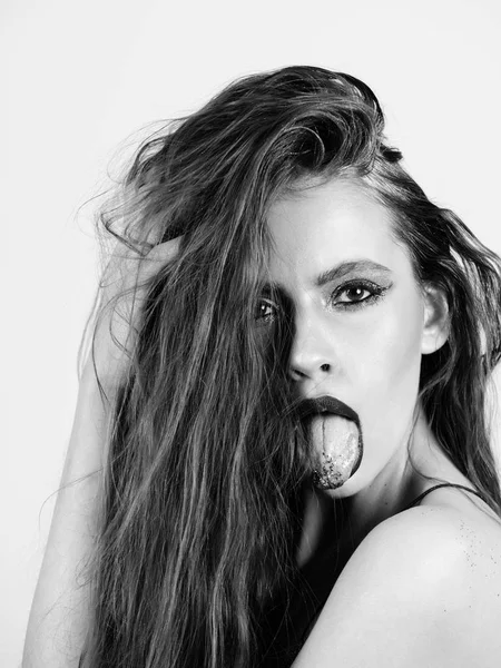 Modellen. flicka med trendiga smink och röda läppar visar tungan — Stockfoto