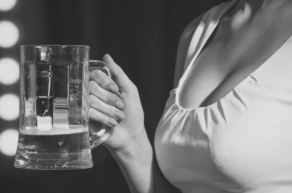 Sommelière Frau mit Bierglas in der Hand — Stockfoto