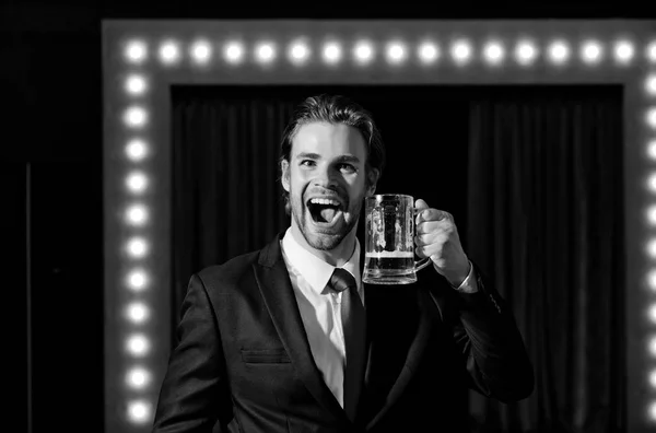 Homem feliz ou homem de negócios segurar copo de cerveja, reunião e relaxar — Fotografia de Stock