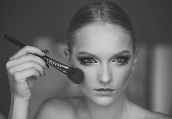 Las Mujeres Usan Pincel Para Maquillaje Rostro Modelo Belleza Aplicar — Foto de Stock