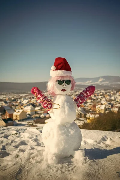 Χριστούγεννα Και Χριστούγεννα Διακόσμηση Χιονάνθρωπος Ροζ Περούκα Γάντια Καπέλο Και — Φωτογραφία Αρχείου
