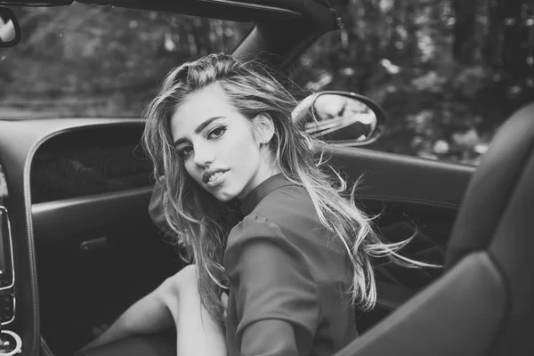 Sexy woman drive car, fashion, beauty. — Stock Photo, Image