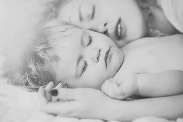 Mamma sover med baby — Stockfoto