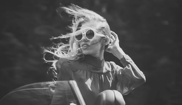 Business trip or commanding, happy girl driver. — Stock Photo, Image