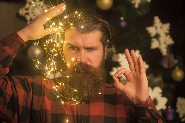 Partij Viering Nieuwjaar Man Met Verlichte Draad Wintervakantie Xmas Garland — Stockfoto