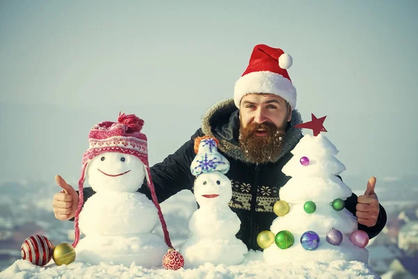 Sneeuwpoppen hoeden en sneeuw kerstboom op blauwe hemel — Stockfoto