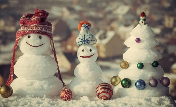 Bałwanki z uśmiechniętych buziek w kapeluszach na zimowe wieczory — Zdjęcie stockowe