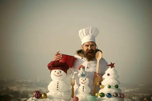 Хіпстер посміхається в капелюсі шеф-кухаря і форма в зимовий день — стокове фото