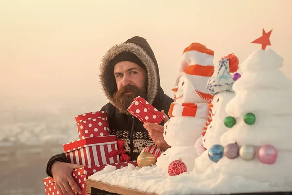 Man met huidige vakken op besneeuwde landschap — Stockfoto