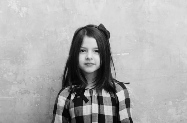 Rapariga Menina Adorável Pequena Pequena Bonito Criança Com Headband Elegante — Fotografia de Stock