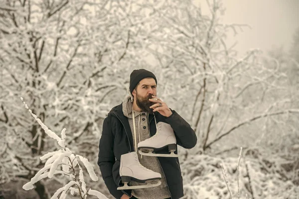 Adam paten karlı ormandaki ile Sigara İçilmeyen sakallı. — Stok fotoğraf