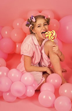 Parti balonları, çocukta curlers, pijama moda.