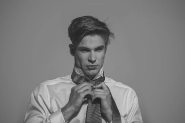 Adam kravat kravat gri arka plan üzerinde