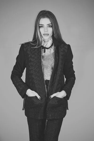 Mulher na moda em jaqueta e terno retro . — Fotografia de Stock