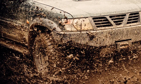 Ismerje meg néhány igazán nehéz terepen. Offroad autó akció. Autó verseny offroad. Nagy sebességű piszkos gépkocsival. SUV vagy sár úton offroader. Autó kerekek sztyepp terepen fröccsen a piszok — Stock Fotó