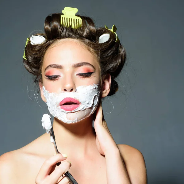 Retro woman shaving with foam and razor blade. pinup girl with fashion hair. morning grooming and skincare. pin up woman with trendy makeup. pretty girl in vintage style, copy space. batbershop. — Stock Photo, Image