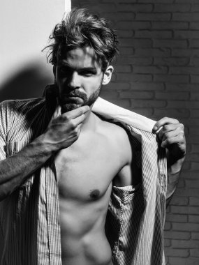 Yakışıklı adam dokunur sakal