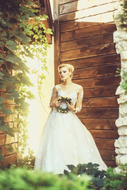 Güzel bir kız ya da çiçek çelenk ile güzel gelin