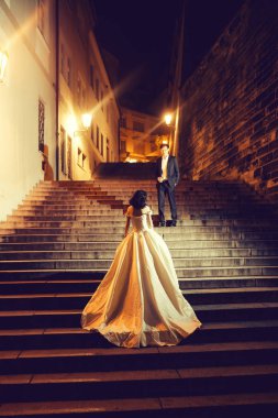 Güzel gelin merdivenlerinde standları