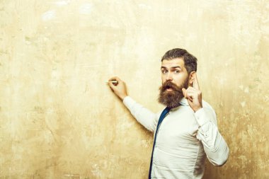 Tebeşir ile sürpriz yüz yazma sırasında sakallı sakallı adam