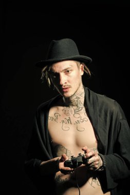 Adam video oyunu joystick ile oynarken oyun