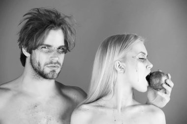 iki kadın ve erkek makyaj ile nar tutun