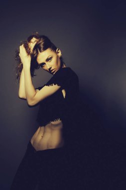 Genç güzel ince kız