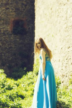 mavi elbiseli güzel kız