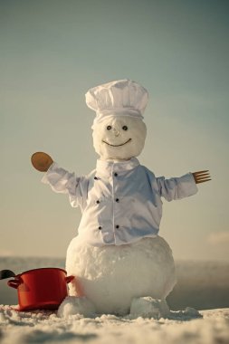 Yeni yıl kardan adam aşçı şapkalı.