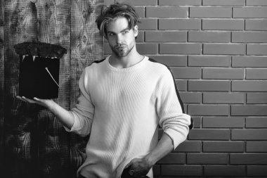 sakallı adam kutusunda mevcut olarak kırmızı gül çiçekler tutar