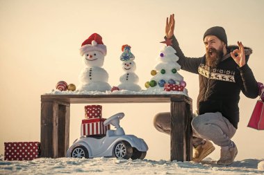 Tamam el hareketi gösteren adam