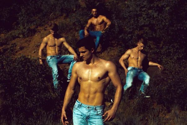 Vier sexy muskulöse Männer — Stockfoto