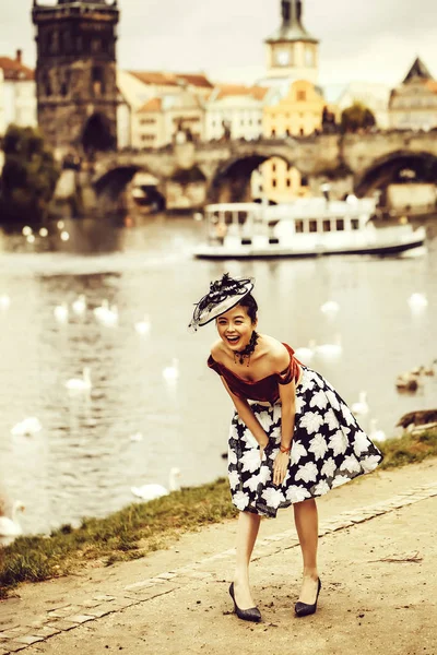 Menina bonita caminha ao longo do rio — Fotografia de Stock