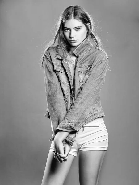 Красивая девушка в джинсовой куртке — стоковое фото