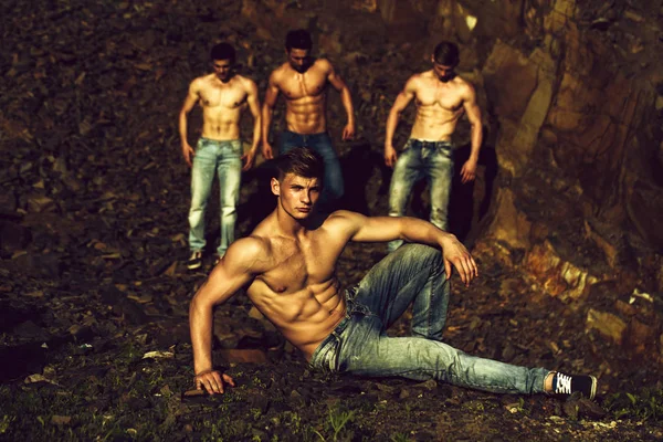 dört seksi kaslı erkek.