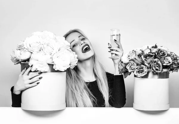 Chica bonita con flores y vidrio —  Fotos de Stock