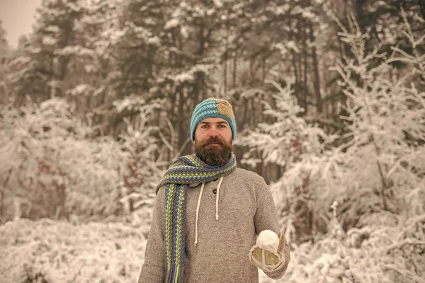 Homem barbudo com bola de neve na floresta nevada — Fotografia de Stock