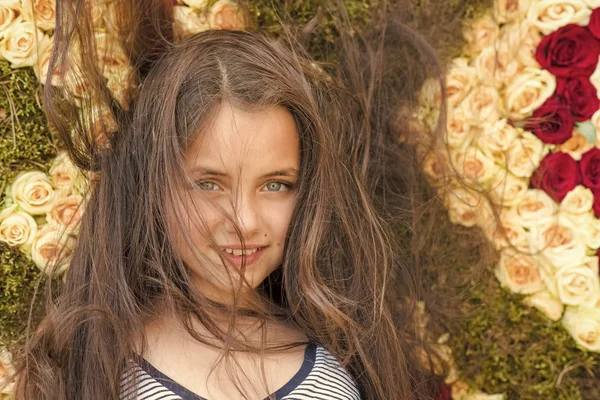 Belleza chica con el pelo largo sonrisa sobre fondo floral, primavera — Foto de Stock