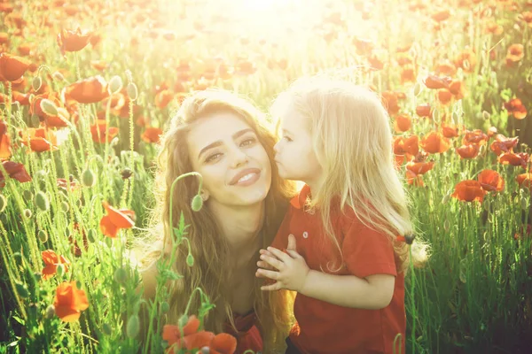 Kırmızı ve yeşil, anne ve çocuk haşhaş alanındaki gülümseyen — Stok fotoğraf