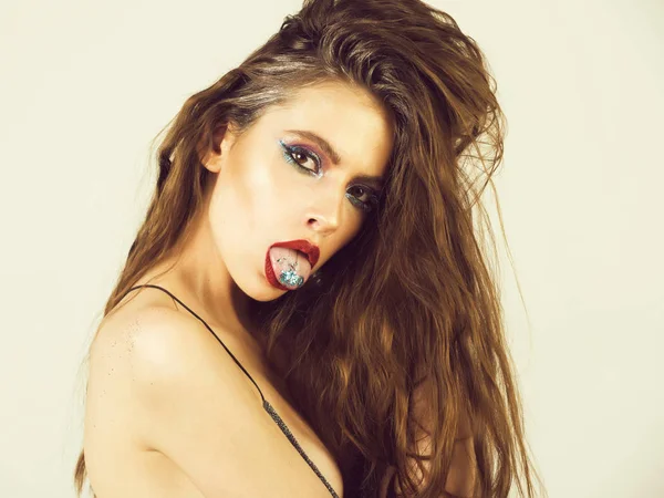 Chica con maquillaje brillo de moda y labios rojos que muestran la lengua — Foto de Stock