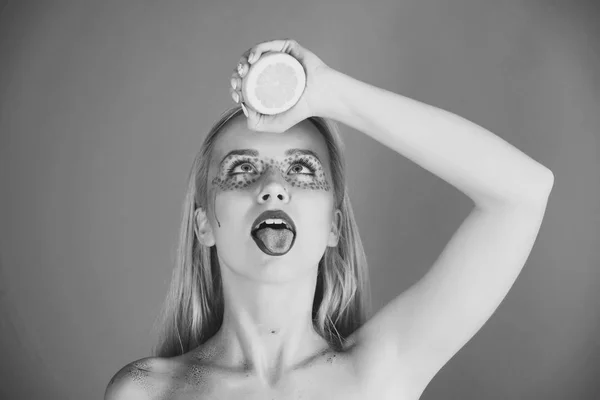 Hübsche blonde Frau mit kreativem modischem Make-up halten Zitrone, Vitamin — Stockfoto