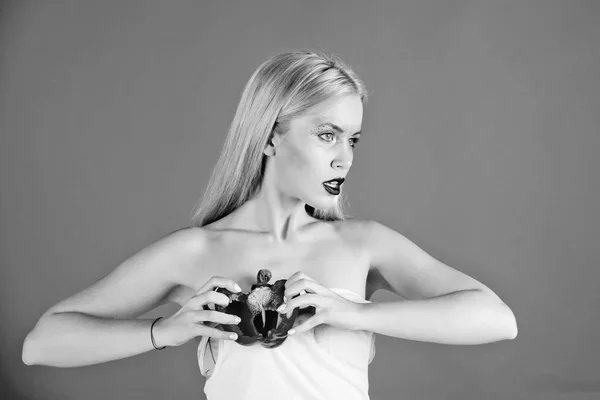 Blonde žena s kreativní módní make-up drží paprika — Stock fotografie