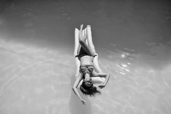 Jeune femme relaxante dans la piscine — Photo