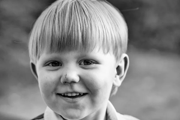 Niedlicher kleiner Junge lächelt — Stockfoto