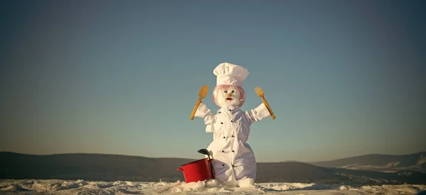 Yeni yıl kardan adam Şef pot ile kar. — Stok fotoğraf